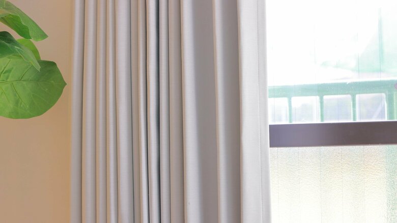 厚手のカーテンで隙間をふさいでもいい（画像はイメージ）
