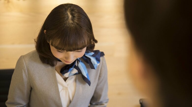 「おもてなし」を美徳とする精神もカスハラを助長する一因に（イメージ）