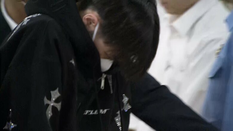 警視庁大崎警察署から出てきた若山容疑者（1日午後0時半過ぎ）