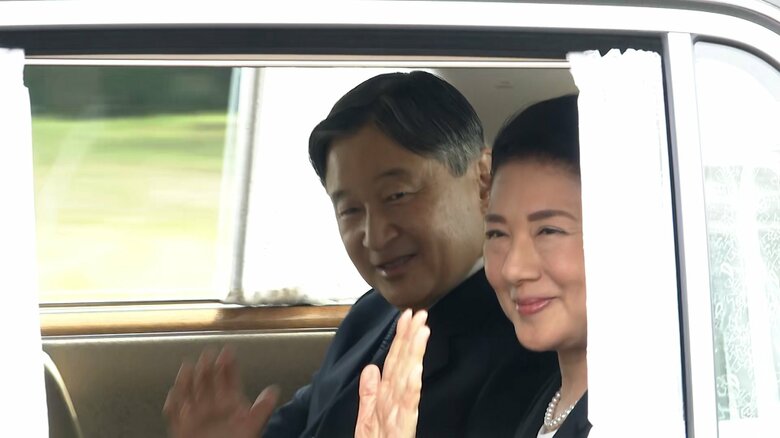 皇居を出発し羽田空港に向かわれる天皇皇后両陛下