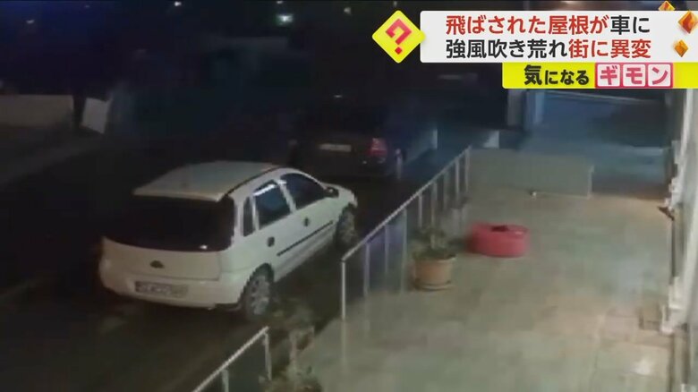 トルコ・リゼで吹き飛ばされた屋根が車にぶつかる瞬間(1)