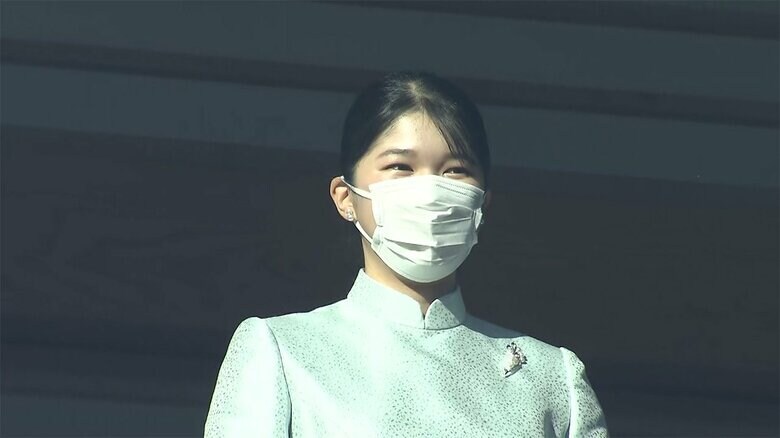 愛子さまは、薄い水色のロングドレスで、新年一般参賀に臨まれた。