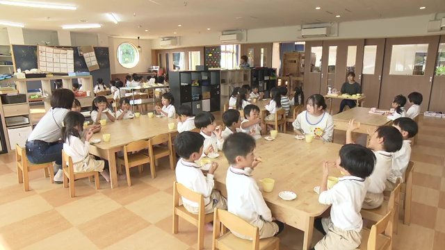 まゆみ学園では複数の職員で保育にあたる