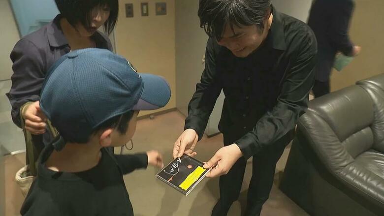 辻井さんから旬介さんへCDをプレゼント