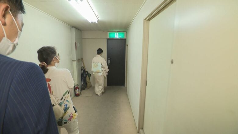 地下の通路は途中で行き止まりだった