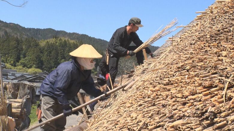 屋根の葺き替え作業