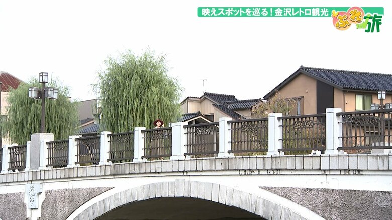 コーディネートした衣装を着て浅野川大橋を歩く