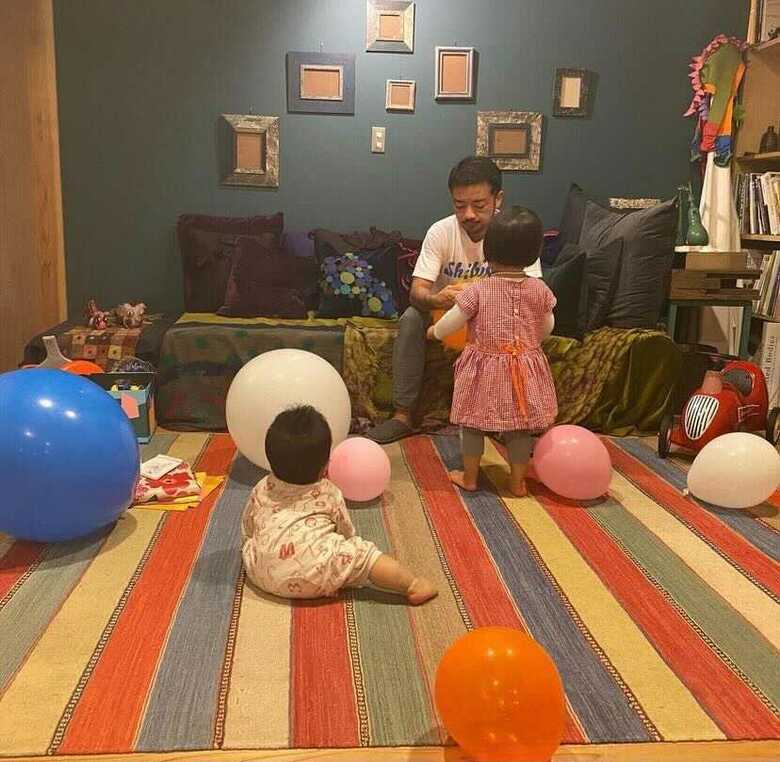 子どもたちと過ごす杉山さん（杉山文野さんのInstagramより）