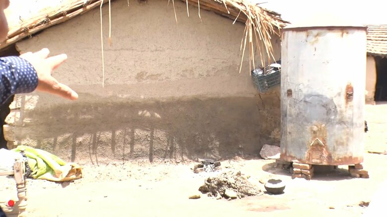 家の壁に残された洪水の痕