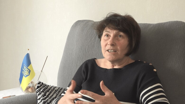 自宅でインタビューに応じるリュドミラさん