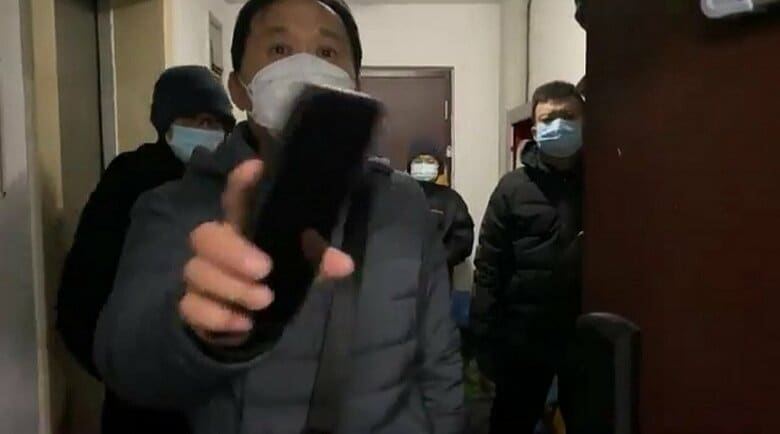 外出を制限する当局関係者ら（2020年12月9日朝、李文足さんのSNSより）