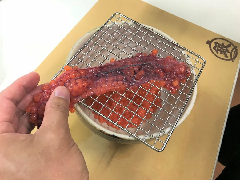 網に押し付けながら筋子をバラバラにしていく（画像提供：魚食普及推進センターHP）