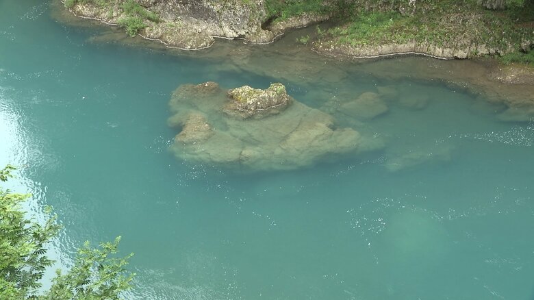 エメラルドグリーンの渓谷の流れ