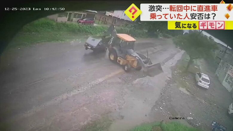 作業車のパワーショベルの部分に衝突する車(5)