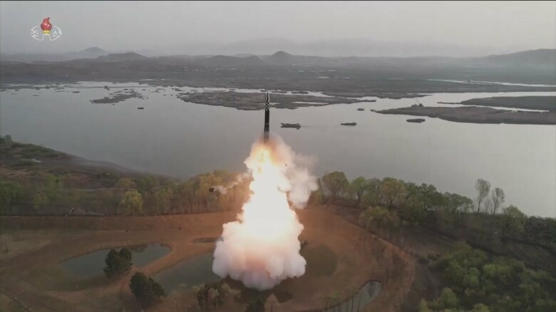 「火星18型」の固体燃料エンジンの炎