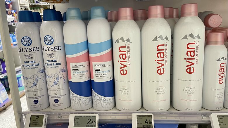 スーパーに並ぶ暑さ対策に有効な“霧吹き”　口に吹きかけて喉を潤す使い方も