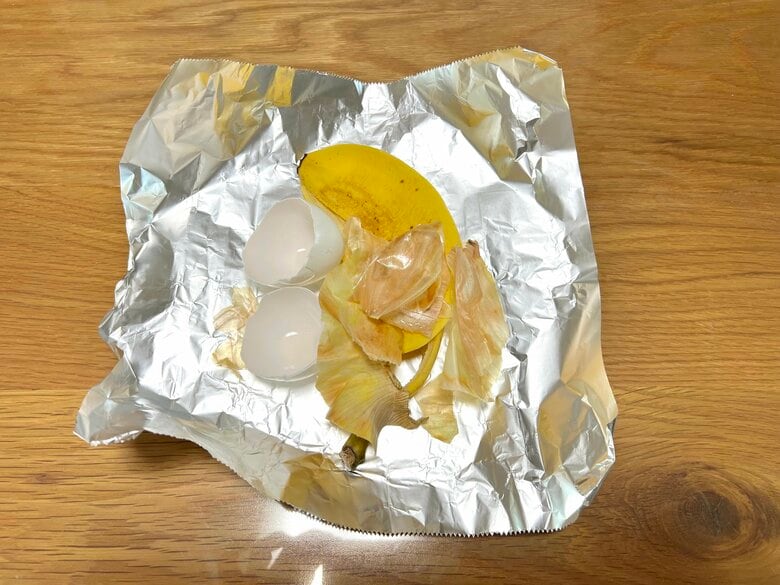 生ごみを包めば防臭防水効果（特集班撮影）