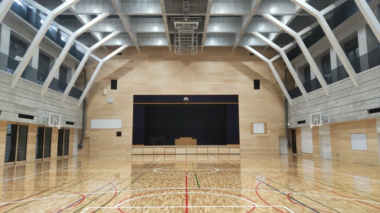 地下2階から地上2階までの吹き抜け構造となっている体育館