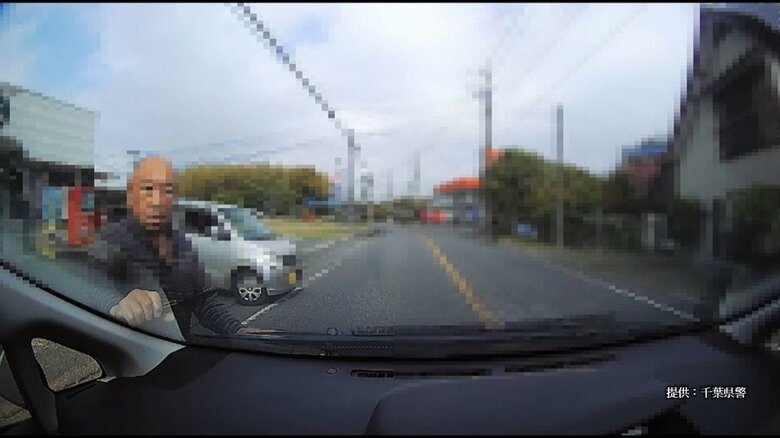 右手に刃物のようなもの