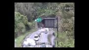 トンネル内で車が縁石に乗り上げ車線ふさぐ…後続の車も足止め　米子市の山陰道で事故による渋滞（鳥取）