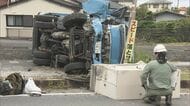 ごみ収集車が歩道に乗り上げ街路樹など次々なぎ倒し横転 男性運転手が意識不明の重体 変圧器に突っ込み周辺で一時停電…