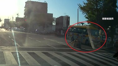 マイクロバス2人死亡ひき逃げの一部始終捉えた映像　ゆっくりしたスピードで走行し横断歩…