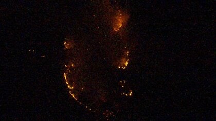 山火事の消火活動本格化は明日の朝に…山道なく消防近づけず　日向山で真っ赤な炎が燃え広がる　神奈川・伊勢原市