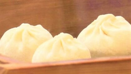 「551があるとき～」を待っていた客の大行列　『蓬莱の豚まん』販売再開　店先でさっそく豚まん頬張る客も　樹脂混入で回収騒ぎ