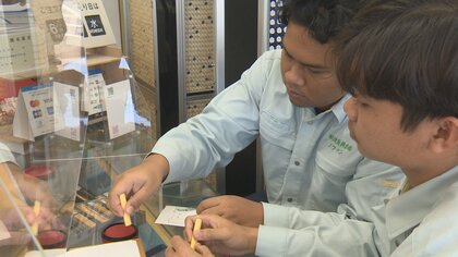 「カッコいい、カンペキ」外国人も魅了される日本のハンコ文化、富山の老舗店が「脱ハンコ」時代に見出した新たな需要