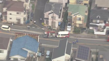 対向車線にはみ出して住宅突っ込んだか…幼稚園バス運転の49歳男性が死亡、園児6人が唇切るなどのけが　千葉・鎌ケ谷市
