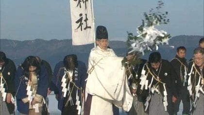 「寒さは苦手、でもワクワクする」諏訪湖を見守り40年　8季連続「御神渡り」なしの異変…温暖化の影響か　室町の飢饉から現代の万博まで「人の歩み」を綴る580年の記録　宮司が100年後の子孫へ託す使命