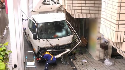 「バリバリという音が」マンション入り口にトラック突っ込む　配送中に事故　東京・台東区