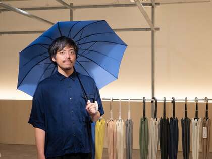 傘を持ってのお出かけが、ぐんとスマートに。留めひものない革新的な傘「Shupatto アンブレラ」誕生秘話