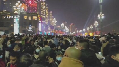 中国・春節“お祭り騒ぎ”復活　コロナ再拡大の不安の中でも大勢の人出…爆竹後にはゴミ散乱・大気汚染も