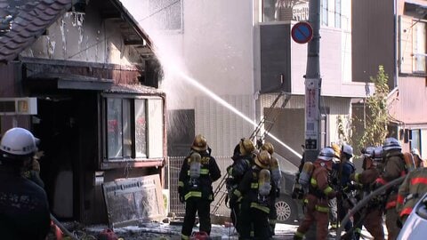 東京・港区の歴史的建造物指定消防署隣の住宅が火事に「ガスをつけようとしたら火が出た」高齢女性がケガし搬送