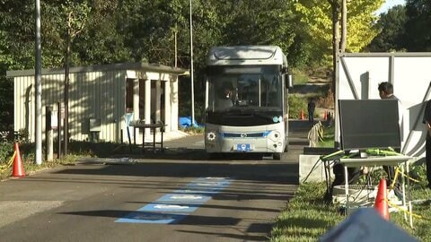 走りながら充電する電気自動車公開　ＳＡの充電待ち回避目指す　理論上時速100キロでも充電可能　東京理科大学