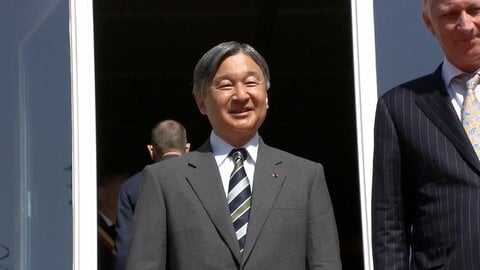 天皇陛下がベルギー国王とローマ時代の古都ナミュール市を訪問　竹馬の伝統行事で歓迎され笑顔で記念撮影
