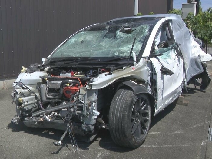 住宅に突っ込んだ車