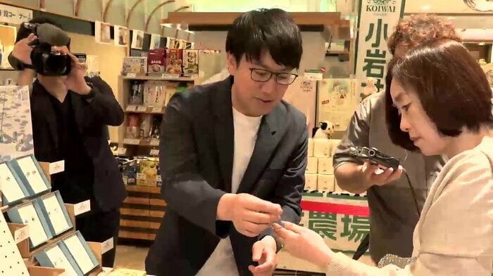 銀座の岩手のアンテナショップで商品を説明する翔太さん