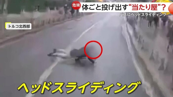 バスの前に飛び込むように倒れ込んだ男(IHA)