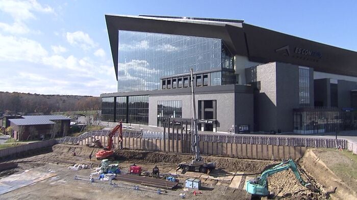 球場の隣に高級ホテルが建設中