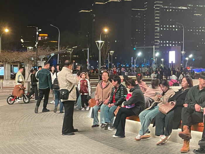 週末夜の北京市内。人は戻りつつあるが、社会には先行き不安が広がっているという。