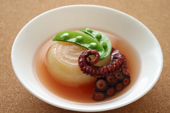 たこの旨味が染み込んだ新玉ねぎは、とろける食感と甘さが絶品