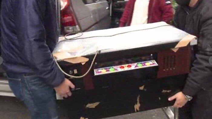 店から運び出される押収物 大阪・生野区