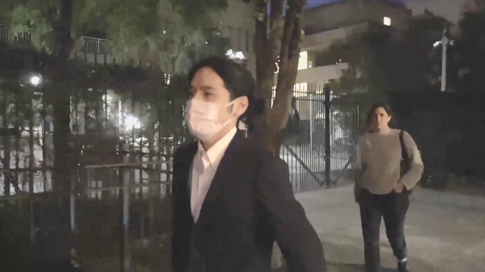 弁護士事務所から卒業したフォーダム大学に向かう小室圭さん(24日 米ニューヨーク)