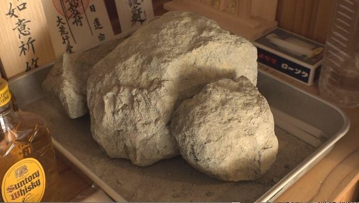 山荘に降ってきた噴石を展示