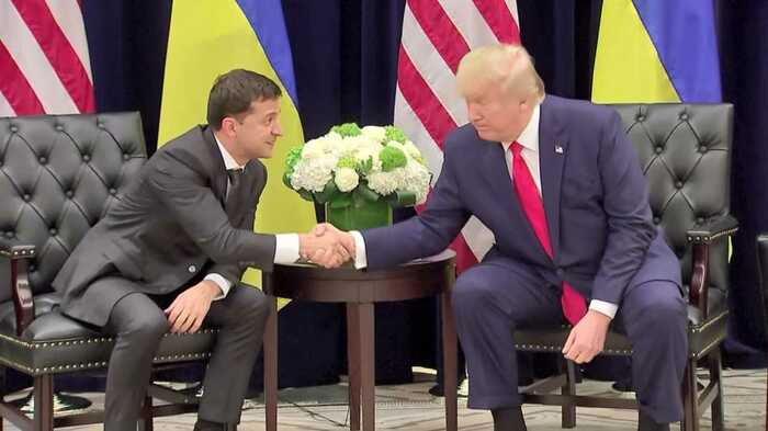 ウクライナのゼレンスキー大統領と会談するトランプ大統領(25日ニューヨーク)
