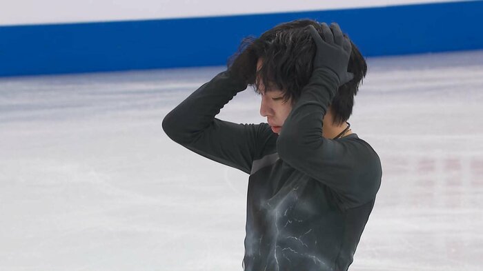 ショートを終えて頭を抱える三浦(2024年世界選手権)