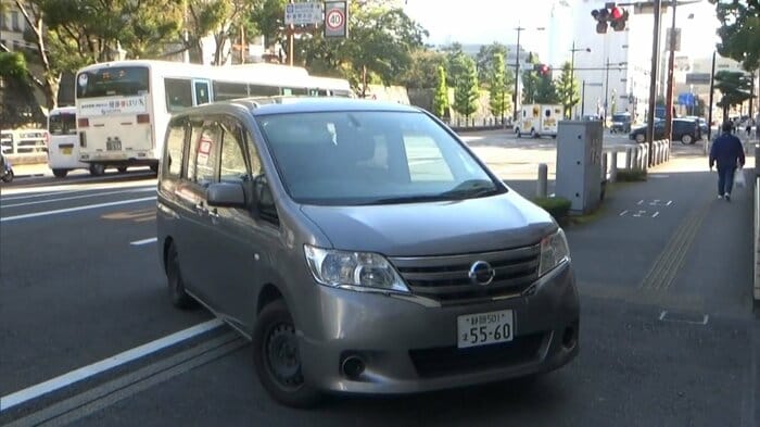 男らを連行する車両(1月24日)