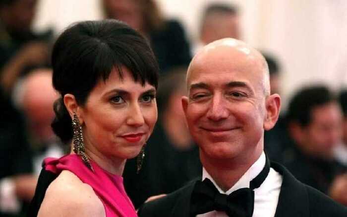 アマゾンCEOのジェフ・ベゾス氏(右)